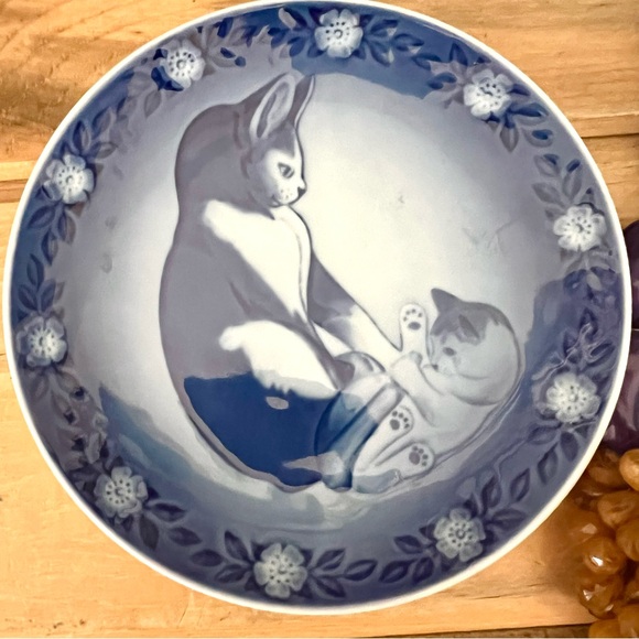 Vintage 1983 blue Royal Copenhagen Mama Cat & Kitten small hanging plate - Picture 4 of 4